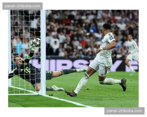 凯恩禁区弧顶推射得分，拜仁客场2-0领先皇马